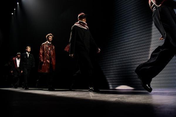 ディオール オムが香港で初のショー。赤いネオンの壮観演出、アジアのセレブも集結