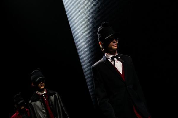 ディオール オムが香港で初のショー。赤いネオンの壮観演出、アジアのセレブも集結