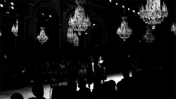 ヨウジヤマモトがパリで行われた16SSコレクションショーを追ったドキュメンタリーDVDを数量限定でプレゼント