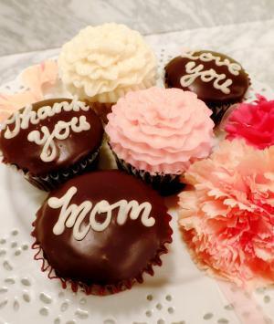 マグノリアベーカリーの“母の日”カップケーキ。チョコレートのメッセージを添えて！