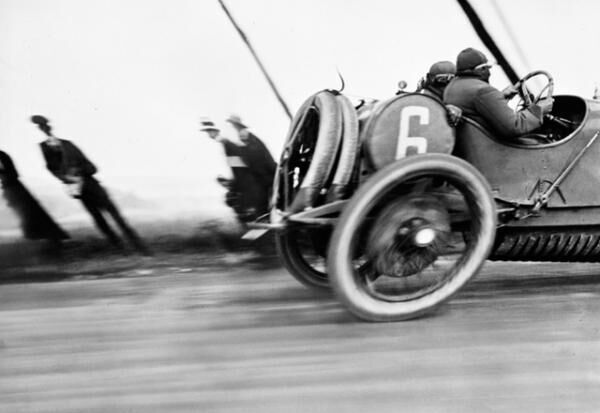 《レーシングカー「ドラージュ」、A.C.F.グランプリル・トレポー》1912年6月26日