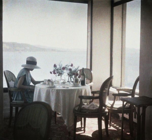 《ビビ、「エデン・ロック」のレストランにてアンティーブ岬》1920年5月
