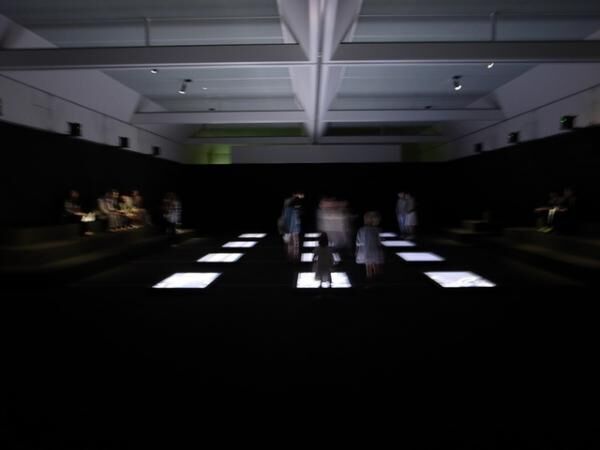 京都市美術館別館2階で行われているクリスチャン・サルデの「PLANKTON 漂流する生命の起源」のインスタレーション