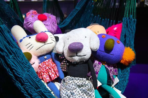 アナ スイ、新宿伊勢丹で“PARTY”テーマに限定アイテム発売。サングラス姿のハロー キティーとのコラボも！