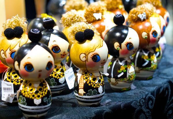 アナ スイ、新宿伊勢丹で“PARTY”テーマに限定アイテム発売。サングラス姿のハロー キティーとのコラボも！