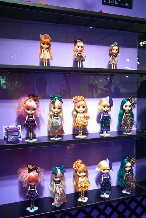 アナ スイ、新宿伊勢丹で“PARTY”テーマに限定アイテム発売。サングラス姿のハロー キティーとのコラボも！