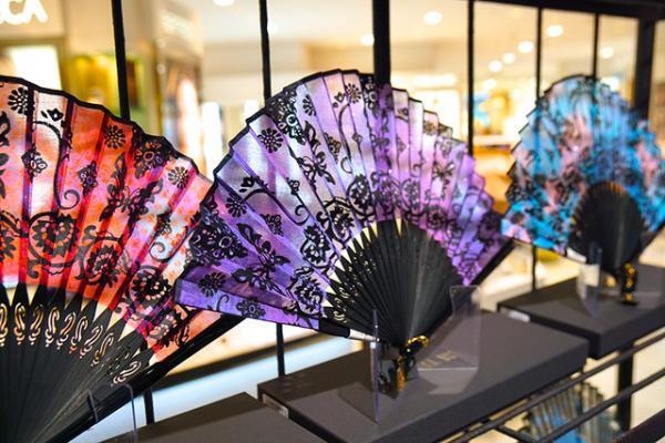 アナ スイ、新宿伊勢丹で“PARTY”テーマに限定アイテム発売。サングラス姿のハロー キティーとのコラボも！