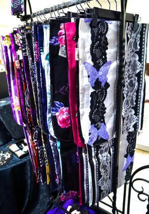 アナ スイ、新宿伊勢丹で“PARTY”テーマに限定アイテム発売。サングラス姿のハロー キティーとのコラボも！