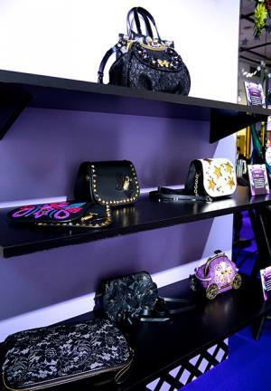 アナ スイ、新宿伊勢丹で“PARTY”テーマに限定アイテム発売。サングラス姿のハロー キティーとのコラボも！