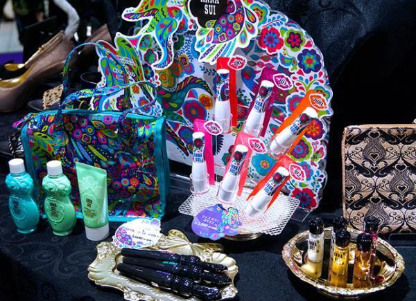 アナ スイ、新宿伊勢丹で“PARTY”テーマに限定アイテム発売。サングラス姿のハロー キティーとのコラボも！