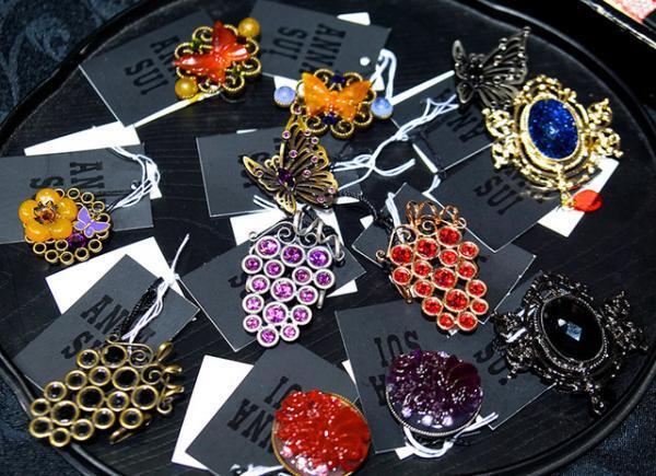 アナ スイ、新宿伊勢丹で“PARTY”テーマに限定アイテム発売。サングラス姿のハロー キティーとのコラボも！