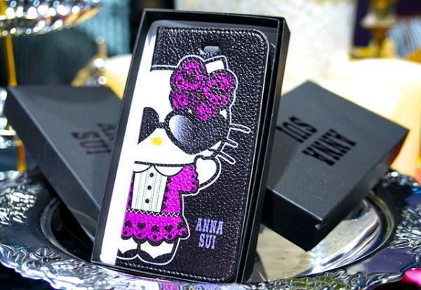 アナ スイ、新宿伊勢丹で“PARTY”テーマに限定アイテム発売。サングラス姿のハロー キティーとのコラボも！