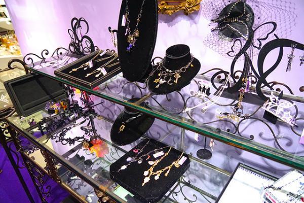 アナ スイ、新宿伊勢丹で“PARTY”テーマに限定アイテム発売。サングラス姿のハロー キティーとのコラボも！