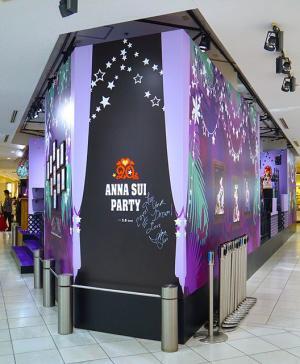 アナ スイ、新宿伊勢丹で“PARTY”テーマに限定アイテム発売。サングラス姿のハロー キティーとのコラボも！
