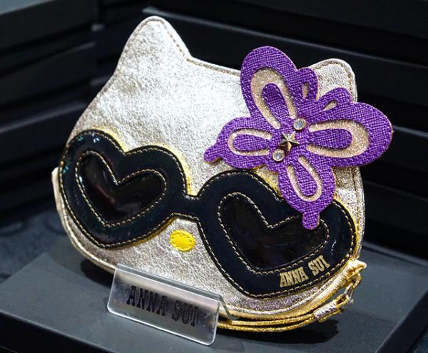 アナ スイ、新宿伊勢丹で“PARTY”テーマに限定アイテム発売。サングラス姿のハロー キティーとのコラボも！