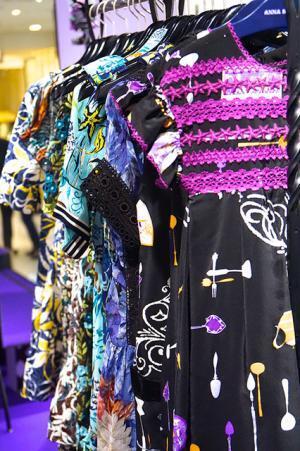 アナ スイ、新宿伊勢丹で“PARTY”テーマに限定アイテム発売。サングラス姿のハロー キティーとのコラボも！