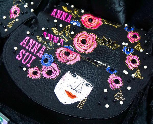 アナ スイ、新宿伊勢丹で“PARTY”テーマに限定アイテム発売。サングラス姿のハロー キティーとのコラボも！