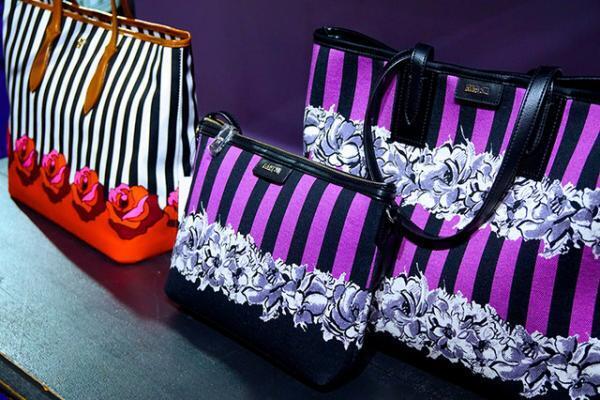 アナ スイ、新宿伊勢丹で“PARTY”テーマに限定アイテム発売。サングラス姿のハロー キティーとのコラボも！