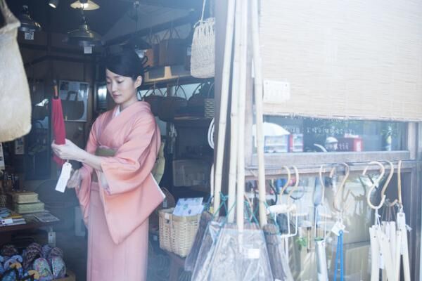 谷中・松野屋で傘を吟味する安藤裕子さん