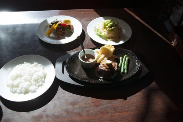 肉を愛する安藤裕子が下町・東向島でステーキを頂き、馬喰町でアンティークボタンに出合う【東東京タイムトラベルvol.3】