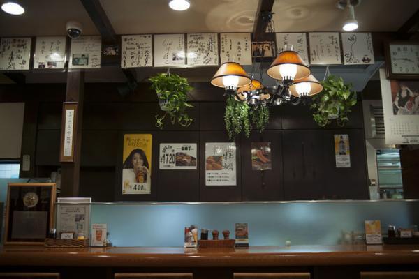 肉を愛する安藤裕子が下町・東向島でステーキを頂き、馬喰町でアンティークボタンに出合う【東東京タイムトラベルvol.3】