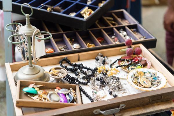 「第9回東京蚤の市」が京王閣競輪場で開催。豆皿市や花マルシェ、古道具店など約200店舗が参加