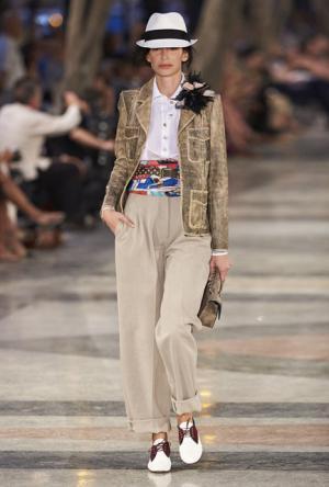 シャネル、キューバを舞台にラガーフェルド流“キューバの正装”でランウエイを飾る【17年クルーズ】