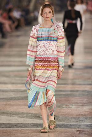 シャネル、キューバを舞台にラガーフェルド流“キューバの正装”でランウエイを飾る【17年クルーズ】