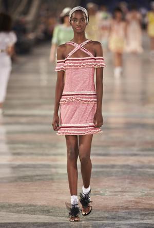 シャネル、キューバを舞台にラガーフェルド流“キューバの正装”でランウエイを飾る【17年クルーズ】