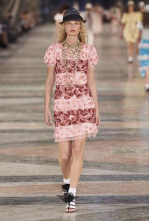 シャネル、キューバを舞台にラガーフェルド流“キューバの正装”でランウエイを飾る【17年クルーズ】