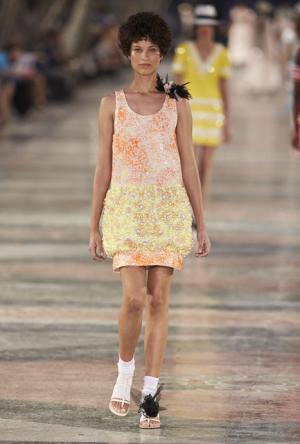 シャネル、キューバを舞台にラガーフェルド流“キューバの正装”でランウエイを飾る【17年クルーズ】