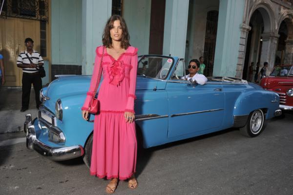 シャネル、キューバを舞台にラガーフェルド流“キューバの正装”でランウエイを飾る【17年クルーズ】