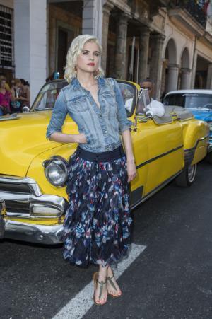 シャネル、キューバを舞台にラガーフェルド流“キューバの正装”でランウエイを飾る【17年クルーズ】