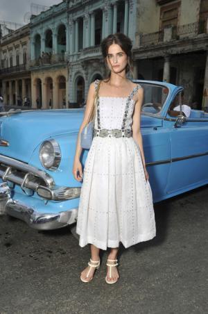 シャネル、キューバを舞台にラガーフェルド流“キューバの正装”でランウエイを飾る【17年クルーズ】