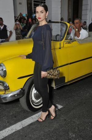 シャネル、キューバを舞台にラガーフェルド流“キューバの正装”でランウエイを飾る【17年クルーズ】