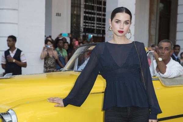 シャネル、キューバを舞台にラガーフェルド流“キューバの正装”でランウエイを飾る【17年クルーズ】