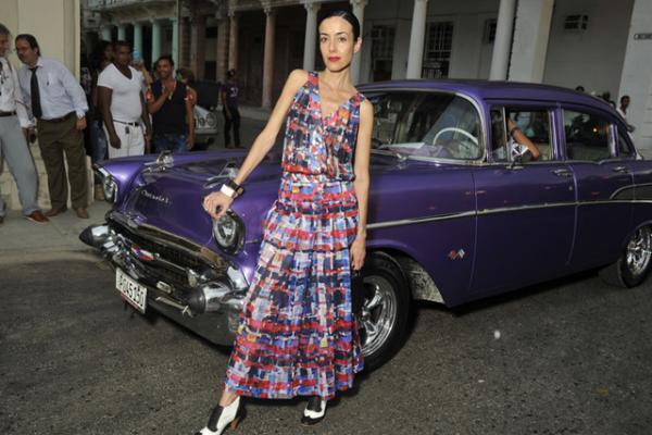 シャネル、キューバを舞台にラガーフェルド流“キューバの正装”でランウエイを飾る【17年クルーズ】