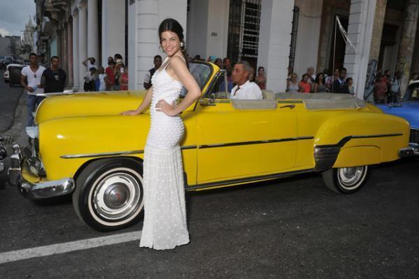 シャネル、キューバを舞台にラガーフェルド流“キューバの正装”でランウエイを飾る【17年クルーズ】