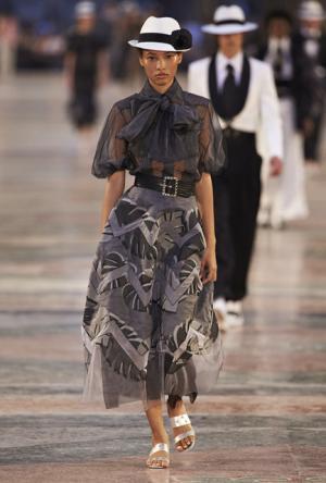 シャネル、キューバを舞台にラガーフェルド流“キューバの正装”でランウエイを飾る【17年クルーズ】