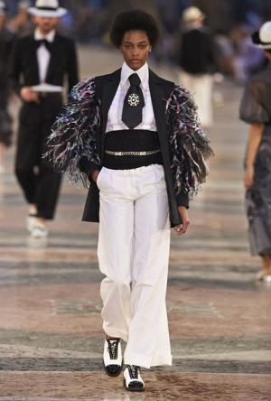 シャネル、キューバを舞台にラガーフェルド流“キューバの正装”でランウエイを飾る【17年クルーズ】