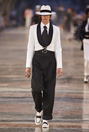 シャネル、キューバを舞台にラガーフェルド流“キューバの正装”でランウエイを飾る【17年クルーズ】