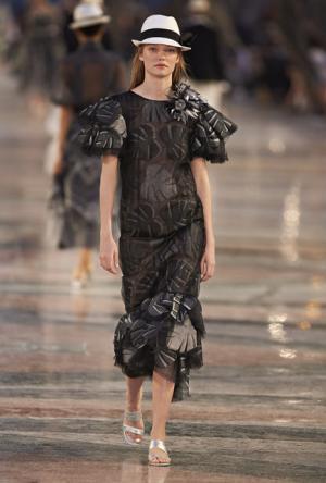 シャネル、キューバを舞台にラガーフェルド流“キューバの正装”でランウエイを飾る【17年クルーズ】