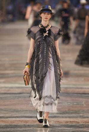 シャネル、キューバを舞台にラガーフェルド流“キューバの正装”でランウエイを飾る【17年クルーズ】