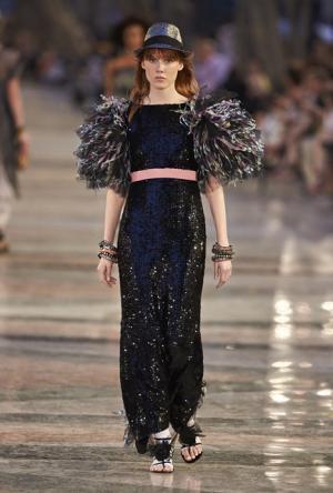 シャネル、キューバを舞台にラガーフェルド流“キューバの正装”でランウエイを飾る【17年クルーズ】