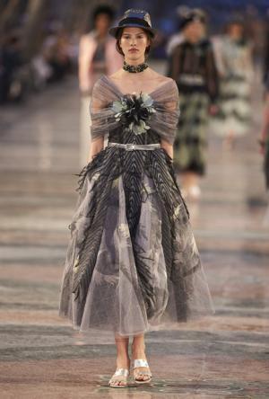 シャネル、キューバを舞台にラガーフェルド流“キューバの正装”でランウエイを飾る【17年クルーズ】