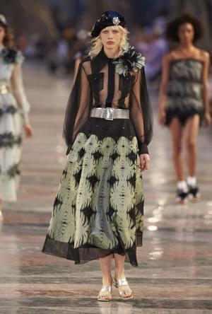 シャネル、キューバを舞台にラガーフェルド流“キューバの正装”でランウエイを飾る【17年クルーズ】