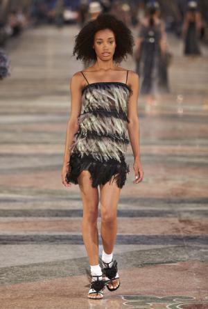 シャネル、キューバを舞台にラガーフェルド流“キューバの正装”でランウエイを飾る【17年クルーズ】