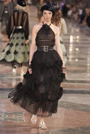 シャネル、キューバを舞台にラガーフェルド流“キューバの正装”でランウエイを飾る【17年クルーズ】