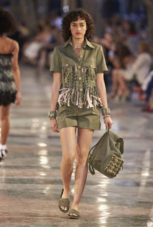 シャネル、キューバを舞台にラガーフェルド流“キューバの正装”でランウエイを飾る【17年クルーズ】