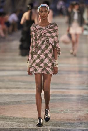 シャネル、キューバを舞台にラガーフェルド流“キューバの正装”でランウエイを飾る【17年クルーズ】